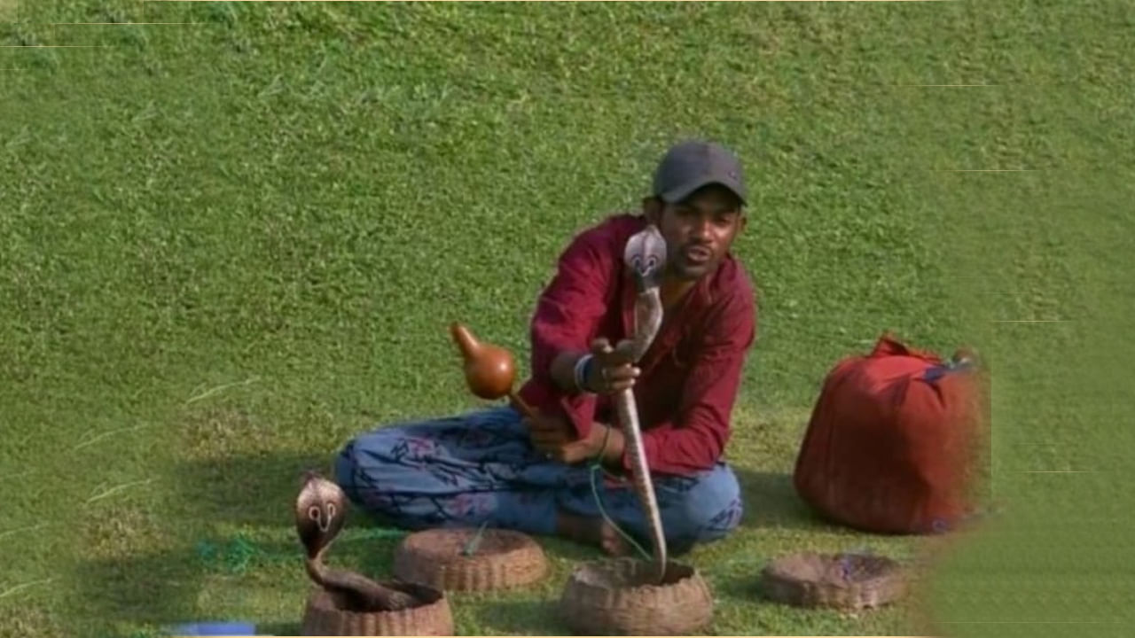 SL vs BAN: ఓరి వీడి తస్సాదియ్యా.. 2 నాగుపాములు, కోతితో స్టేడియంలోకి ఎంట్రీ ఇచ్చాడు.. కట్‌చేస్తే..