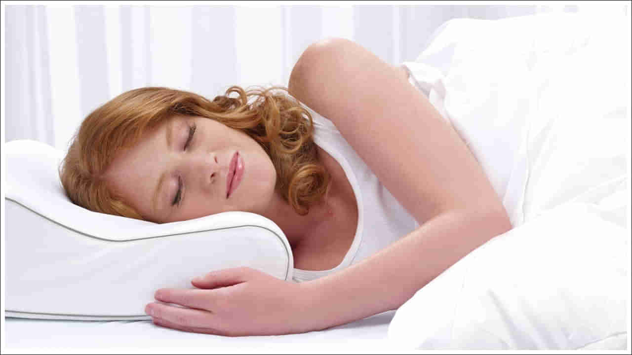 Lifestyle: నిద్రించేటప్పుడు మెడ కింద దిండ్లు పెట్టుకునే అలవాటు ఉందా? ప్రమాదమేనట.. ఏ దిండు మంచిదో తెలుసా?