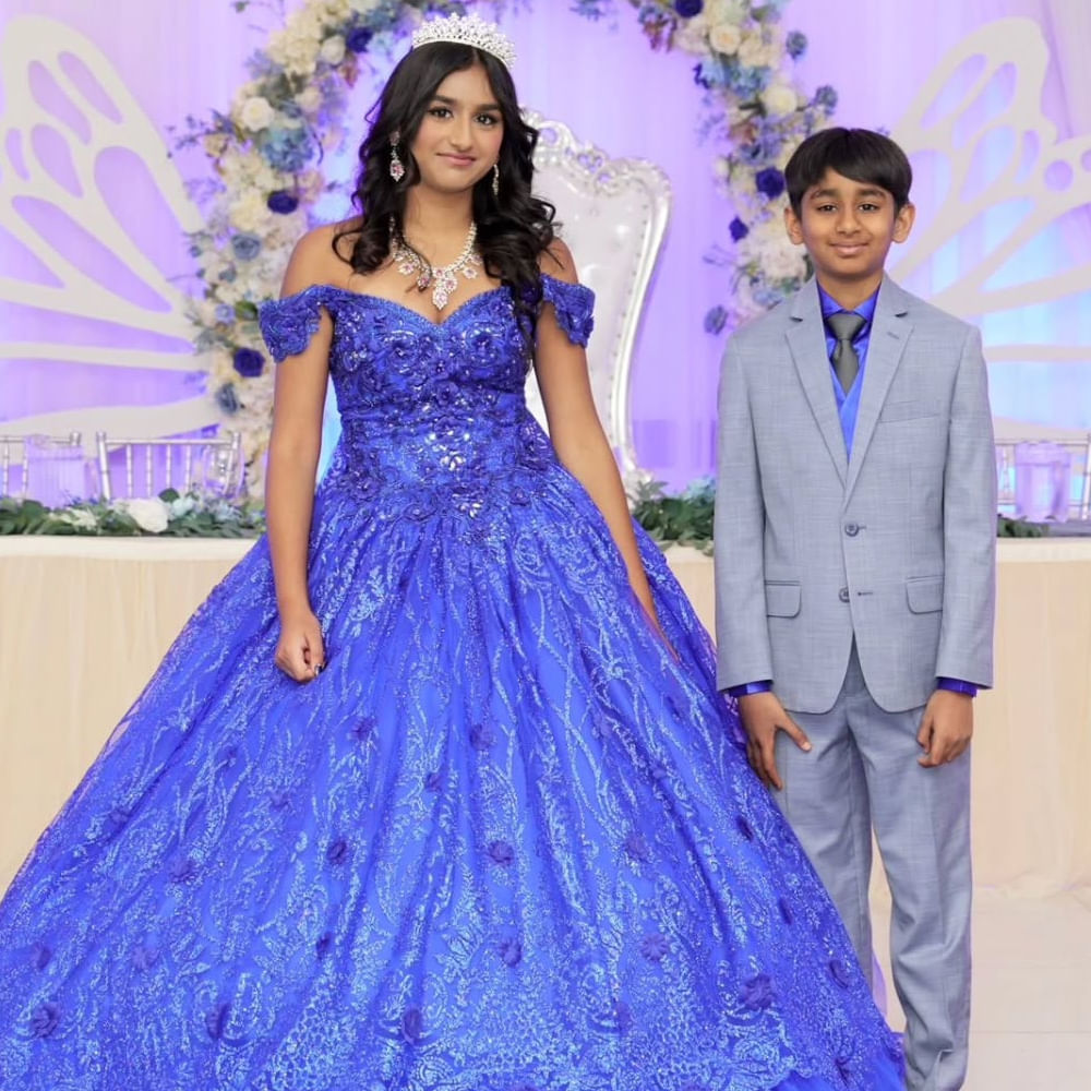 ప్రస్తుతం లయ షేర్ చేసిన ఫ్యామిలీ ఫోటోస్ అందరి దృష్టిని ఆకర్షిస్తున్నాయి. శ్లోక ఇదివరకు రవితేజ నటించిన అమర్ అక్బర్ ఆంటోని చిత్రంలో చైల్డ్ ఆర్టిస్టుగా కనిపించింది. ఆ తర్వాత మరో సినిమా చేయలేదు. ప్రస్తుతం ఆమె బాలయ్య నటిస్తున్న అఖండ 2 చిత్రంలోనూ కనిపించనున్నట్లు వార్తలు వినిపిస్తున్నాయి. 