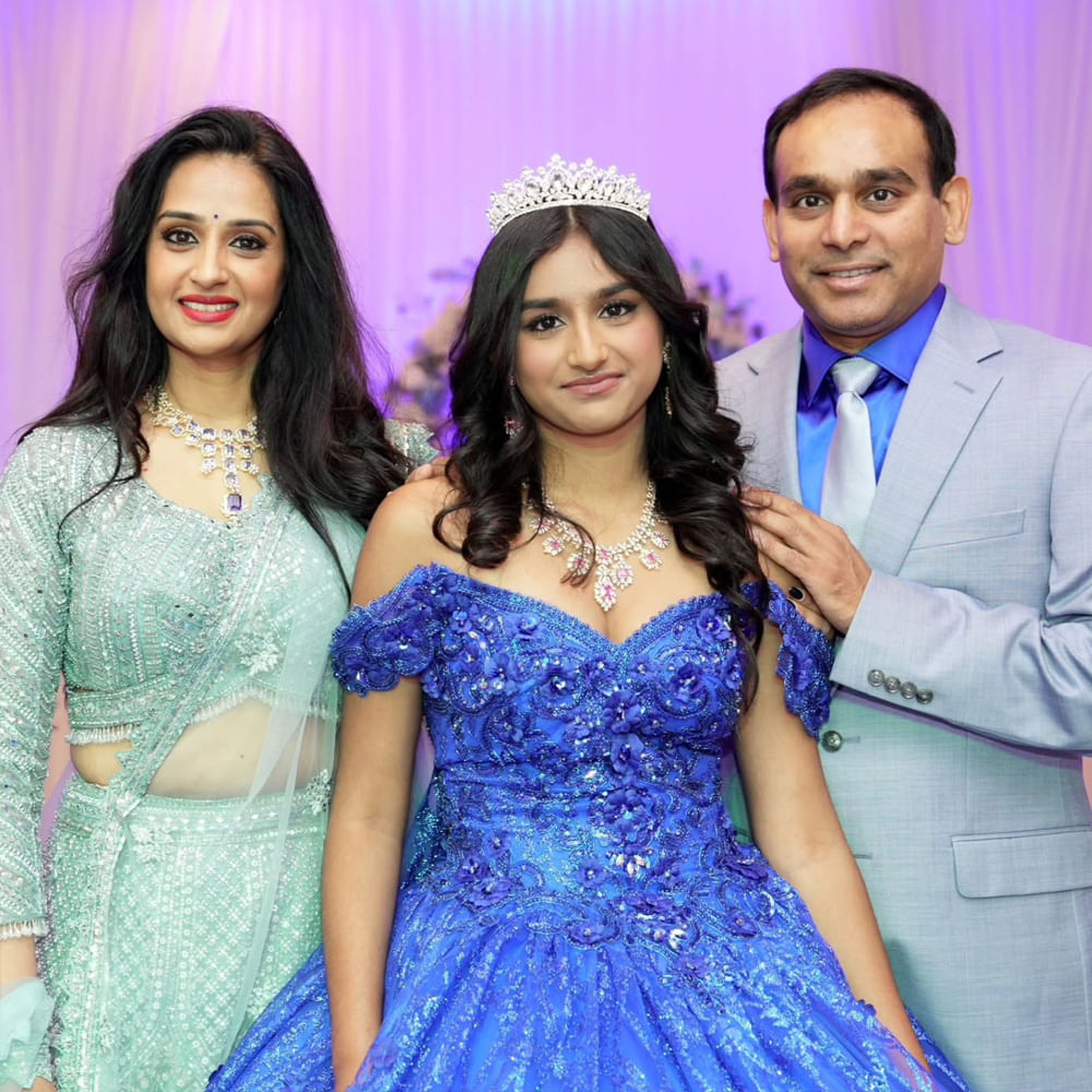 మొదటి సినిమా సూపర్ హిట్ కావడంతో ఆమెకు తెలుగులో వరుస అవకాశాలు క్యూకట్టాయి. గ్లామర్ పాత్రలకు దూరంగా ఉంటూ సంప్రదాయంగా కనిపిస్తూనే అద్భుతమైన నటనతో కట్టిపడేసింది. దాదాపు పదేళ్లపాటు సినీరంగంలోకి చక్రం తిప్పిన లయ.. పెళ్లి తర్వాత సినిమాలకు దూరమయ్యింది. ప్రస్తుతం తన ఫ్యామిలీతో కలిసి అమెరికాలో నివసిస్తుంది లయ. 