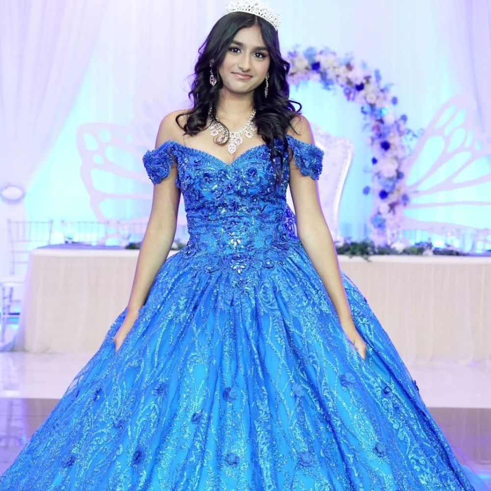 తాజాగా లయ తన కూతురు శ్లోక బర్త్ డే సెలబ్రేషన్ ఫోటోస్ షేర్ చేస్తూ ఎమోషనల్ పోస్ట్ చేసింది. హ్యాపీ బర్త్ డే మై శ్లోక ప్రిన్సెస్.. నిన్ను చూస్తుంటే గర్వంగా ఉంది.. నా లిటిల్ సన్ షైన్ కు మరొక్కసారి పుట్టినరోజు శుభాకాంక్షలు అంటూ క్యాప్షన్ ఇచ్చింది. ప్రస్తుతం లయ షేర్ చేసిన ఫోటోస్ నెట్టింట తెగ వైరలవుతున్నాయి. 