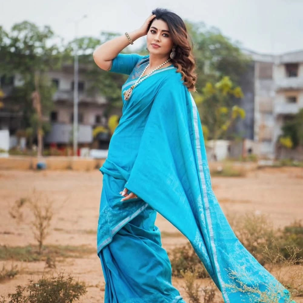 తెలుగుతోపాటు తమిళం, మలయాళం భాషలలో అగ్ర హీరోలందరి సరసన నటించి మెప్పించింది స్నేహ. తెలుగులో ఆమె నటించిన చిత్రాలన్నీ సూపర్ హిట్ అయ్యాయి. కెరీర్ మంచి ఫాంలో ఉండగానే తమిళ్ హీరో ప్రసన్న కుమార్ ను ప్రేమించి పెళ్లి చేసుకుంది. వీరికి బాబు, పాప ఉన్నారు. పెళ్లి తర్వాత కొన్నాళ్లు సినిమాలకు దూరంగా ఉంది.
