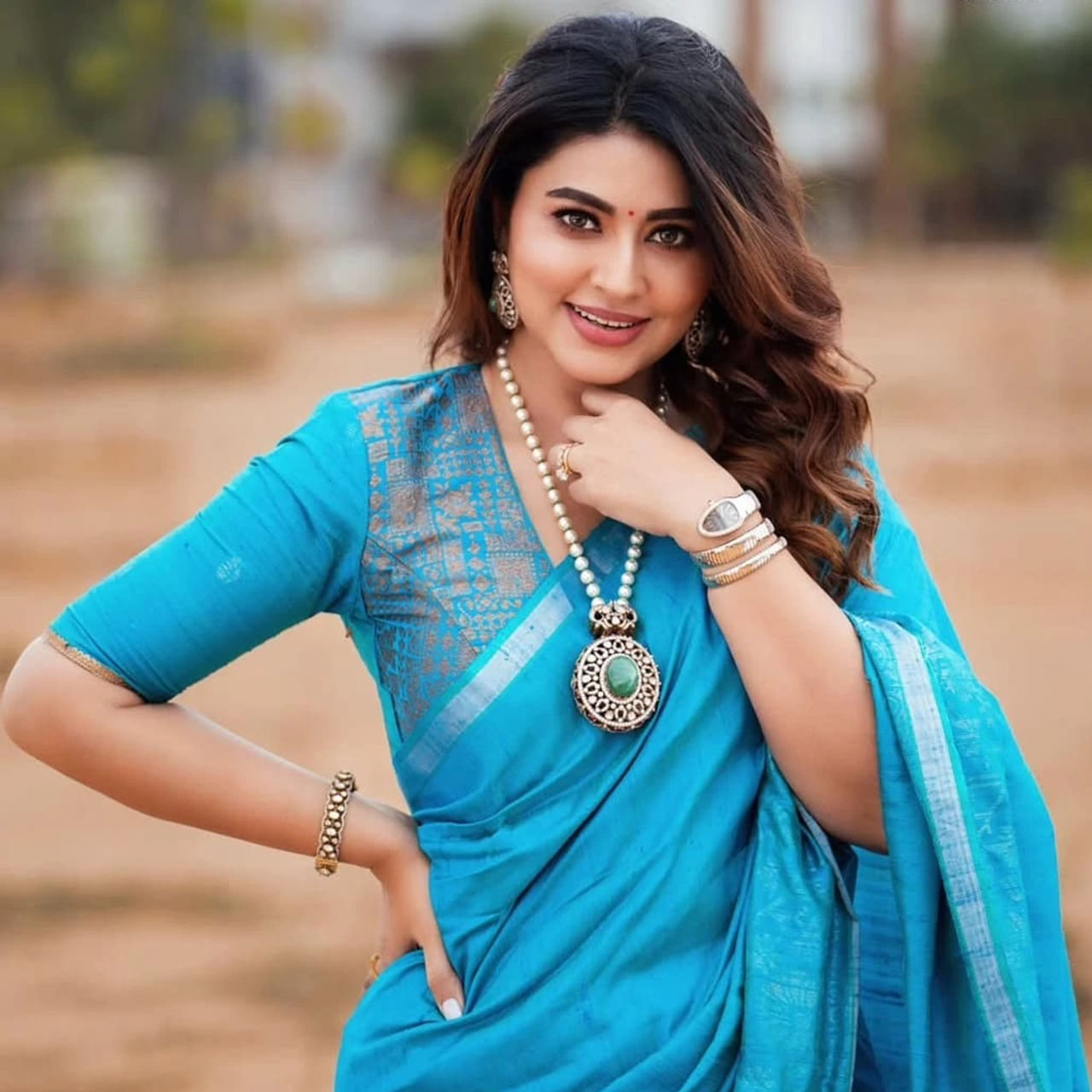 టాలీవుడ్ ఇండస్ట్రీలో ఒకప్పుడు తోపు హీరోయిన్. ఆనతి కాలంలోనే తనకంటూ ప్రత్యేక గుర్తింపు తెచ్చుకుంది. గ్లామర్ షోకు దూరంగా ఉంటూ సంప్రదాయ పద్దతిలో కనిపిస్తూనే తనదైన నటనతో కోట్లాది మంది అభిమానుల హృదయాలను గెలుచుకుంది. తక్కువ సమయంలోనే అభిమానుల ఫేవరేట్ హీరోయిన్ గా మారిపోయింది. 