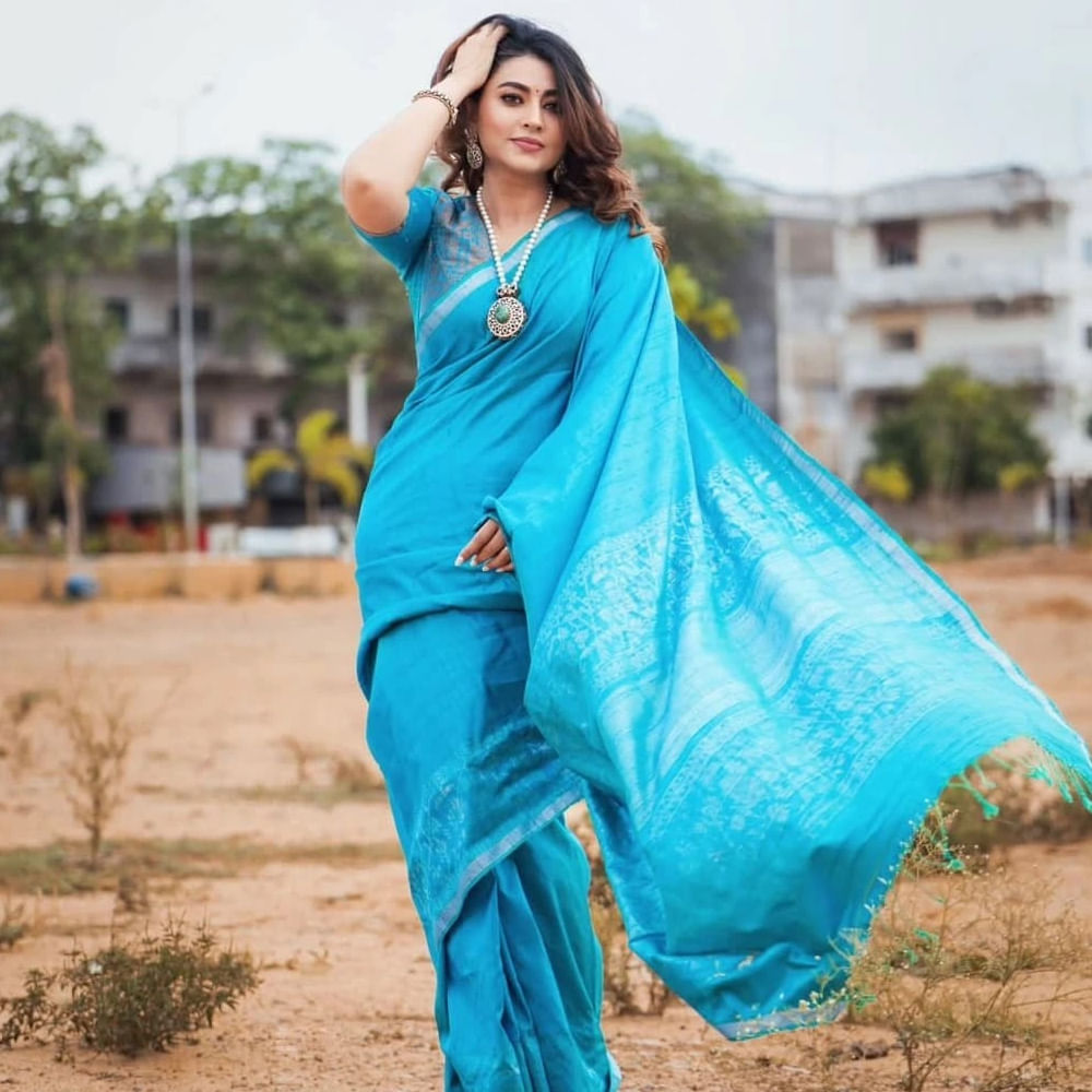ఇక కొన్నేళ్ల క్రితమే సెకండ్ ఇన్నింగ్స్ స్టార్ట్ చేసిన స్నేహ.. యంగ్ హీరోలకు అక్కగా, వదినగా నటిస్తుంది. అల్లు అర్జున్, రామ్ చరణ్ వంటి స్టార్ హీరోల సినిమాల్లో ముఖ్యమైన పాత్రలు పోషించింది. ఇప్పుడు సినిమాలతోపాటు పలు రియాల్టీ షోలకు జడ్జీగా వ్యవహరిస్తుంది. ప్రస్తుతం చీరల వ్యాపారంలోనూ బిజీగా ఉంటుంది.
