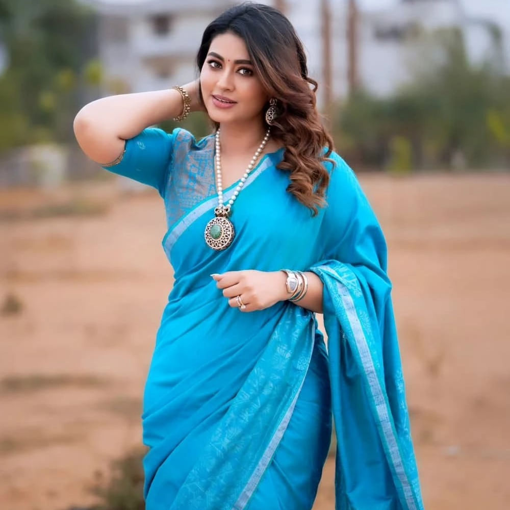 ఇదిలా ఉంటే.. స్నేహ కట్టిన చీరను మళ్లీ కట్టుకోదట. అందుకు పెద్ద కారణమే ఉందట. గతంలో ఓ మ్యాగజైన్ తన గురించి న్యూస్ రాస్తూ.. ఎప్పుడూ ధరించిన దుస్తులనే ధరిస్తుందని.. ఆమెకు వేరే బట్టలు లేవని రాసిందట. ఆ సమయంలో తన దుస్తులు, డ్రెస్సింగ్ మీద చాలా విమర్శలు వచ్చాయని చెప్పుకొచ్చింది. దీంతో అప్పటి నుంచి ఒక్కసారి కట్టిన చీరను మళ్లీ ముట్టుకోదట.