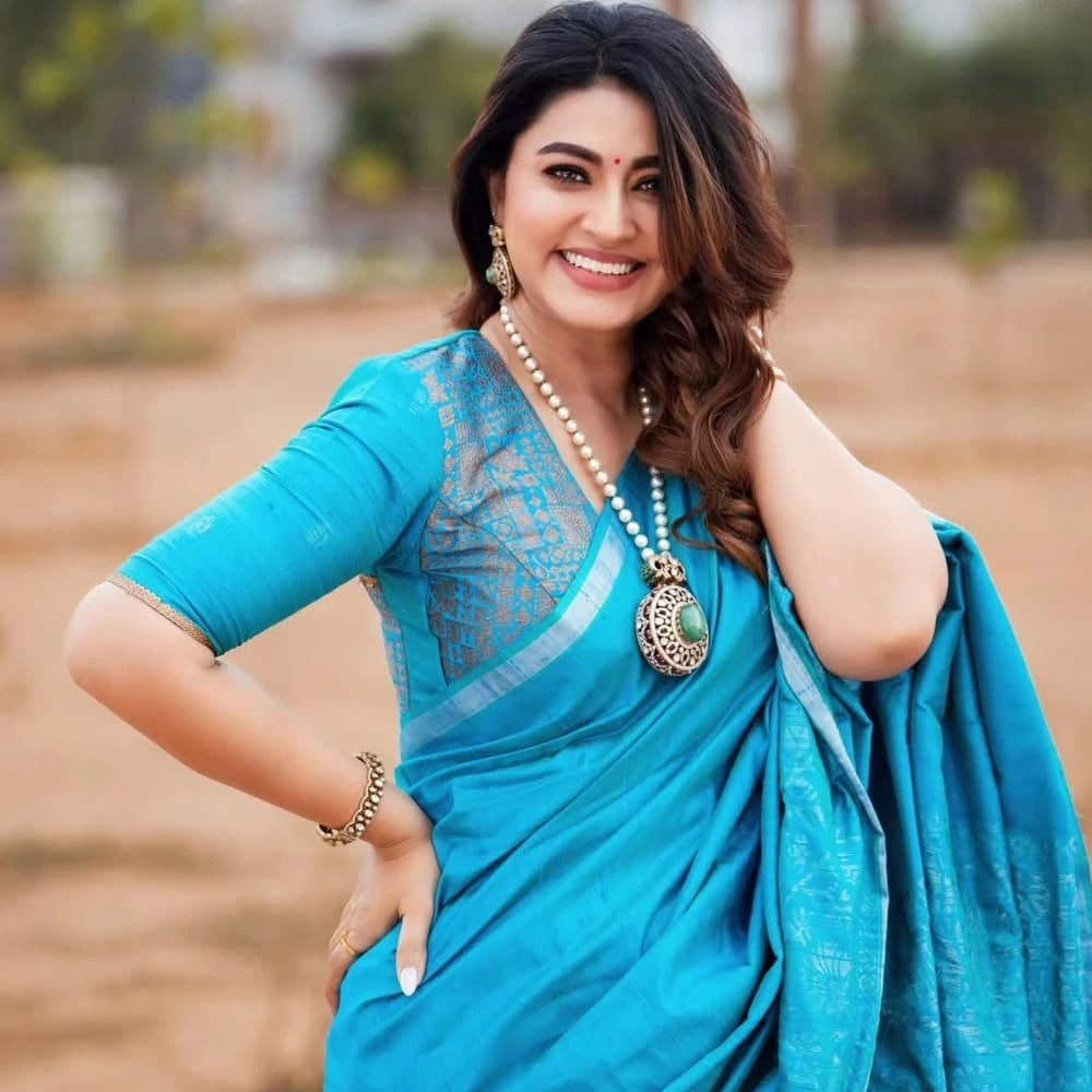 ఇటీవలే స్నేహాలయం పేరుతో చీరల షాపింగ్ మాల్ స్టార్ట్ చేసింది స్నేహ. అలాగే తెలుగు, తమిళంలో పలు చిత్రాల్లో కీలకపాత్రలు పోషిస్తుంది. మరోవైపు సోషల్ మీడియాలో నిత్యం చీరల ఫోటోషూట్స్ షేర్ చేస్తుంటుంది. ఈ ముద్దుగుమ్మకు ఇప్పటికీ విపరీతమైన ఫాలోయింగ్ ఉంది.