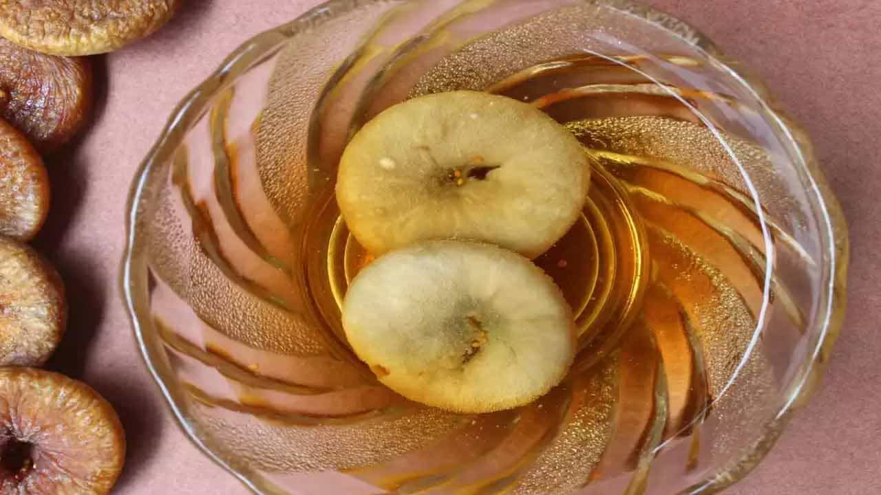 ఎముకలు ఆరోగ్యంగా, బలంగా ఉండడానికి అంజీర్ తినటం వల్ల మేలు చేస్తుంది. ఇందులో కాల్షియం సమృద్ధిగా ఉంటుంది. ఇది ఎముకలను బలంగా మార్చుతుంది. బ్లడ్ షుగర్ లెవెల్స్ను కంట్రోల్లో ఉంచడానికి ఇది బాగా ఉపయోగపడుతుంది. షుగర్ ఉన్న వాళ్లు అంజీర్ తీసుకోవడం మంచిది.