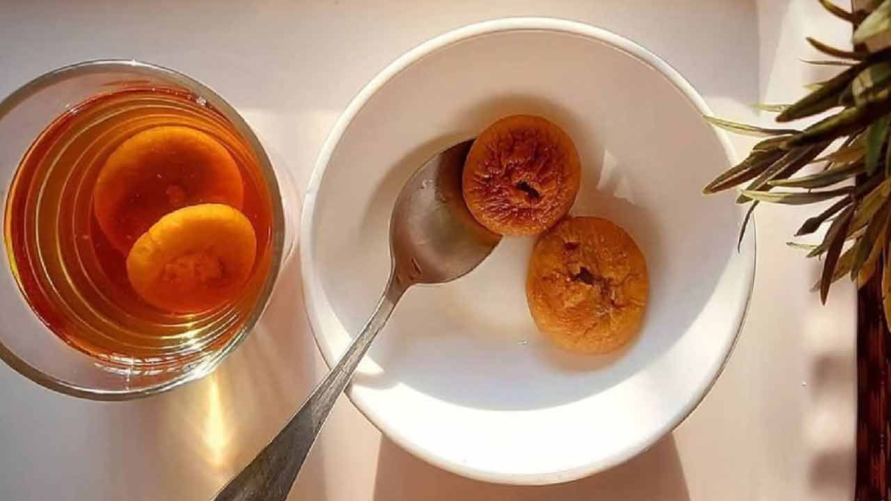 అంజీర్ పండ్ల గురించి ఎవరికి తెలియదు? అవి ఆరోగ్యానికి ఎంతో మేలు చేస్తాయి. కానీ వాటిని సరైన రీతిలో తిన్నప్పుడే వాటి ఆరోగ్య ప్రయోజనాలు లభిస్తాయని నిపుణులు అంటున్నారు. అంజీర్ పండ్లు ఆరోగ్యానికి చాలా మంచివి అయినప్పటికీ, వాటిని ఎలా తినాలనే విషయం మాత్రం అందరికీ తెలియదు. కానీ వీటి ప్రయోజనాలు మనం వాటిని తినే సమయంపై ఆధారపడి ఉంటుందట.