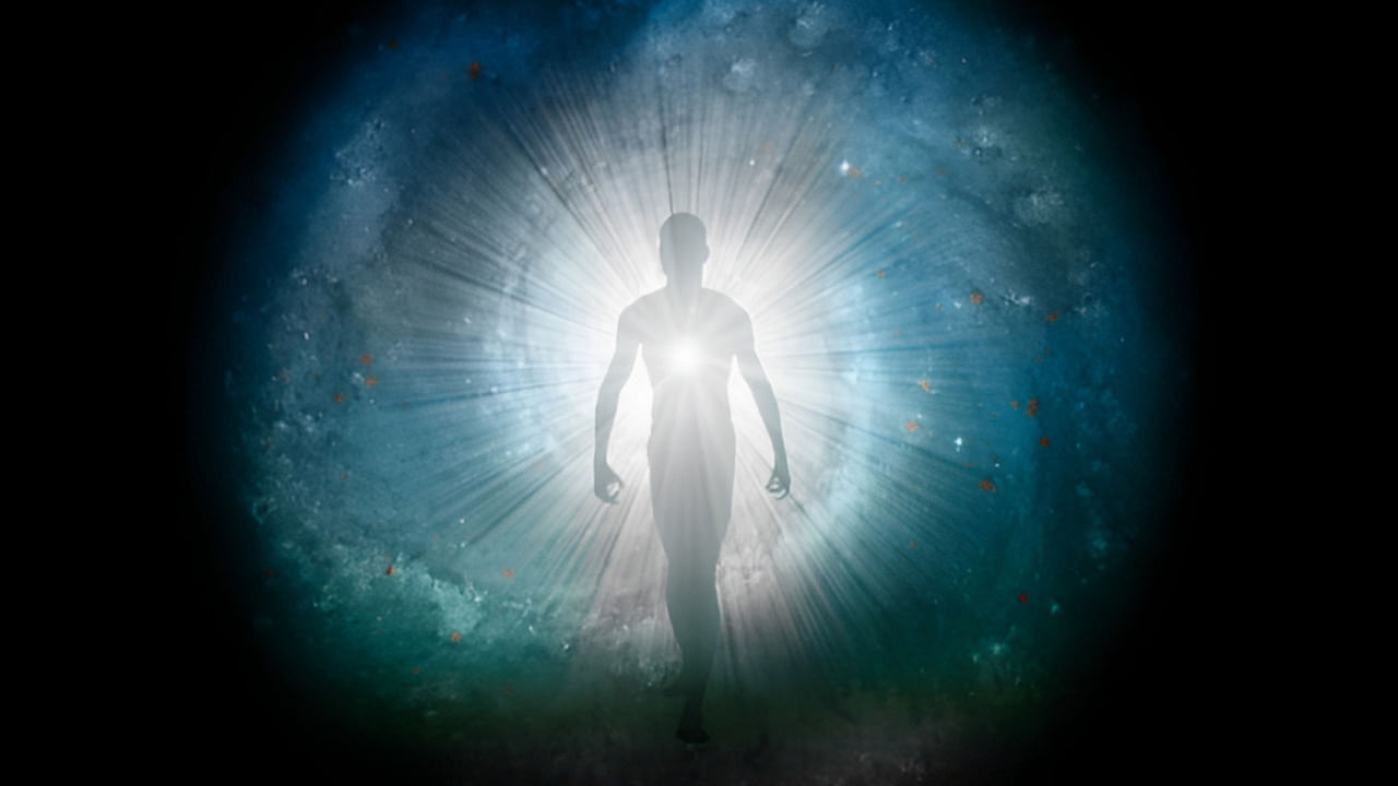 హిందూ ధర్మంలో, కర్మను మూడు రకాలుగా విభజించారు: సంచిత కర్మ (గత జన్మల కర్మలు), ప్రారబ్ధ కర్మ (ప్రస్తుత జన్మలో అనుభవించే కర్మలు), క్రియమాణ కర్మ (భవిష్యత్తులోని కర్మలు). ఆత్మ తన తదుపరి జన్మలోని పరిస్థితులను ప్రారబ్ధ కర్మ నిర్ణయిస్తుంది. కానీ, ఆత్మకు ఇంకా ఎంపికలు ఉంటాయి. రహస్యవాద గ్రంథాల ప్రకారం, ఆత్మకు తన తదుపరి జీవితానికి అనేక సంభావ్య ఎంపికలు చూపించబడతాయి. ఈ ఎంపికలు ఆత్మ ఆధ్యాత్మిక స్థాయి, గత కర్మల ఆధారంగా ఉంటాయి.