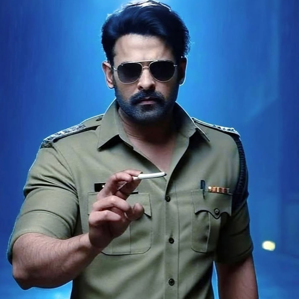 ఈ సినిమాలో డార్లింగ్ క్యారెక్టర్ మూడు డిఫరెంట్ షేడ్స్లో కనిపిస్తుందన్న టాక్ వినిపిస్తోంది.పోలీస్ క్యారెక్టర్తో పాటు గ్యాంగ్స్టర్గా, లవర్ భాయ్గా డిఫరెంట్ షేడ్స్ చూపించబోతున్నారట ప్రభాస్.
