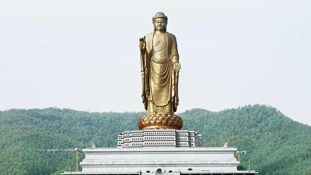 స్ప్రింగ్ టెంపుల్ బుద్ధ, చైనా: ఈ విగ్రహం చైనాలో ఉంది. ఇక్కడ బుద్ధుడు విగ్రహం ఎత్తు దాదాపు 153 మీటర్లు ఉంటుంది. దీనిని నిర్మించడానికి చాలా సంవత్సరాలు పట్టింది. ఇది ప్రపంచంలోని ఎత్తైన విగ్రహాలలో ఒకటి.