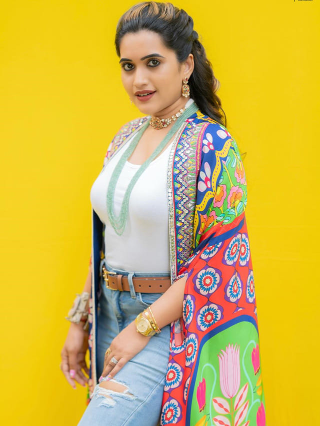 అందాల వడ్డనలో టాప్ లేపుతున్న స్రవంతి.. పిక్స్ మాత్రం బుర్రపాడే