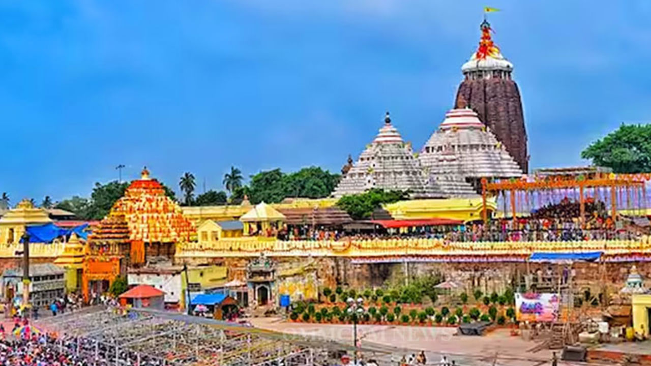 పూరి జగన్నాథ్ ఆలయం: ఇక్కడ ఉన్న జగన్నాథ ఆలయం ప్రపంచ ప్రసిద్ధి చెందిన కృష్ణుడి ఆలయం ఉంది. ఈ ఆలయంలో శ్రీ కృష్ణుడు తోబుట్టువులైన బలరాముడు, సుభద్రలతో కలిసి పూజలనుకుంటున్నాడు. ఇక్కడ జరిగే రథయాత్ర ప్రపంచ ప్రసిద్దిగాంచింది. ప్రతి 12 లేదా 19 సంవత్సరాలకు ఒకసారి ఇక్కడ ఈ చెక్క విగ్రహాలను మారుస్తారు. ఈ రథయాత్రలో పాల్గొనడానికి జగన్నాథుని రథాన్ని లాగేందుకు దేశ విదేశాల నుంచి లక్షలాది మంది భక్తులు వస్తారు. జగన్నాథుడు, బలరాముని, సుభద్రలు ఈ రథాలను అధిరోదించి అత్త గుడించ ఆలయానికి వెళ్తారు.