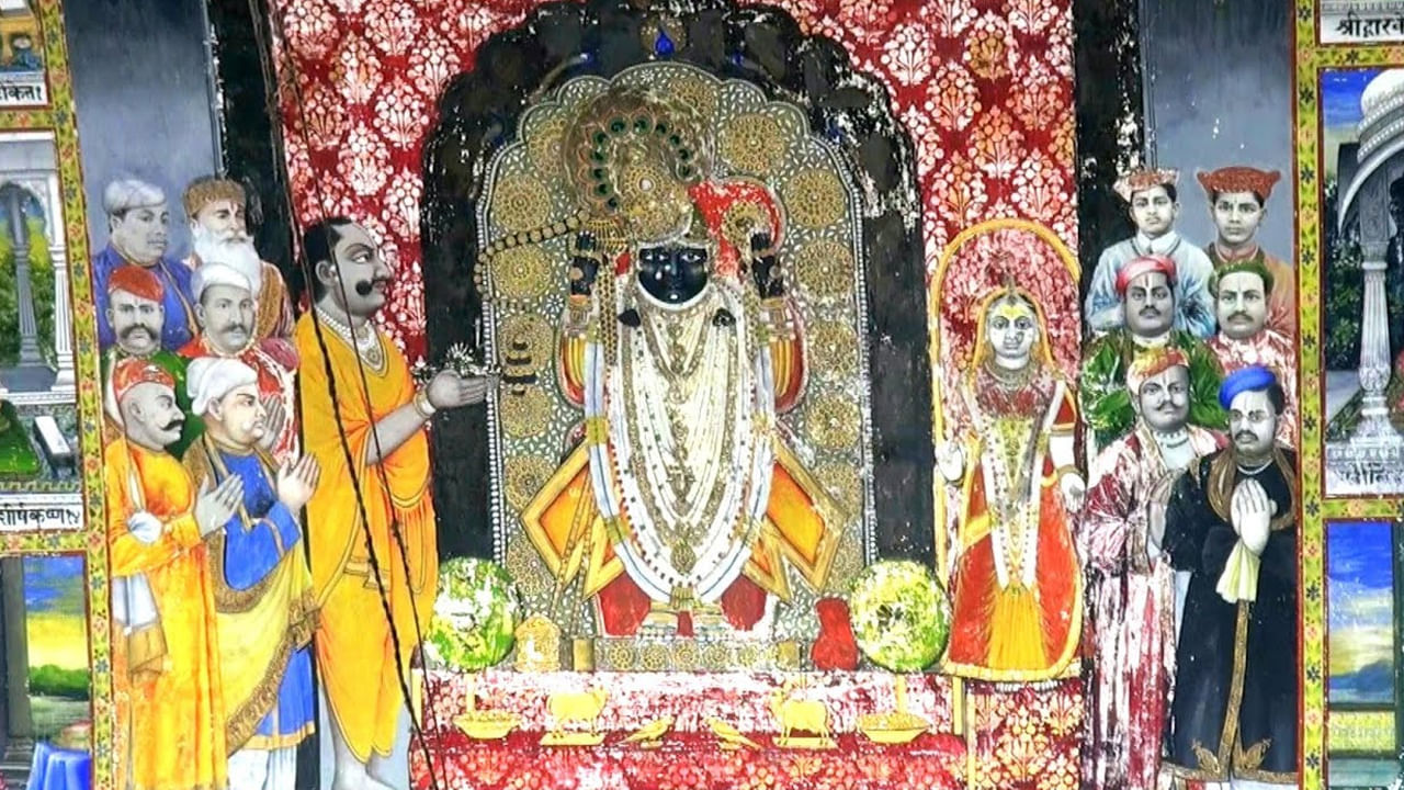 ద్వారకాధీశ ఆలయం, మధుర: ఉత్తర భారతదేశంలోని ఉత్తర ప్రదేశ్ రాష్ట్రంలోని మధుర నగరంలో ఉన్న ఒక అత్యంత ప్రసిద్ధిచెందిన కృష్ణ ఆలయం. ఇక్కడ నల్లని కన్నయ్య విగ్రహాన్ని పూజిస్తారు. నల్ల పాలరాయితో చేసిన కృష్ణుడి ప్రతిమను ద్వారకానాథ్ అని పిలుస్తారు. అతనితో పాటు రాధారాణి తెల్ల పాలరాయి విగ్రహం కూడా ఉంది. ఈ ఆలయం యమునా నది ఒడ్డున ఉన్న జైలు గదిలో ఉంది. శ్రీకృష్ణుని జన్మస్థలమని చెబుతారు. ఇది మహాభారత కాలం నాటిది. ఇక్కడ ప్రధాన దేవత ద్వారకాధీశుడు. ఇది శ్రీకృష్ణుడు మధుర నుంచి ద్వారకకు మారి తన నివాసంగా మార్చుకున్నాడు.