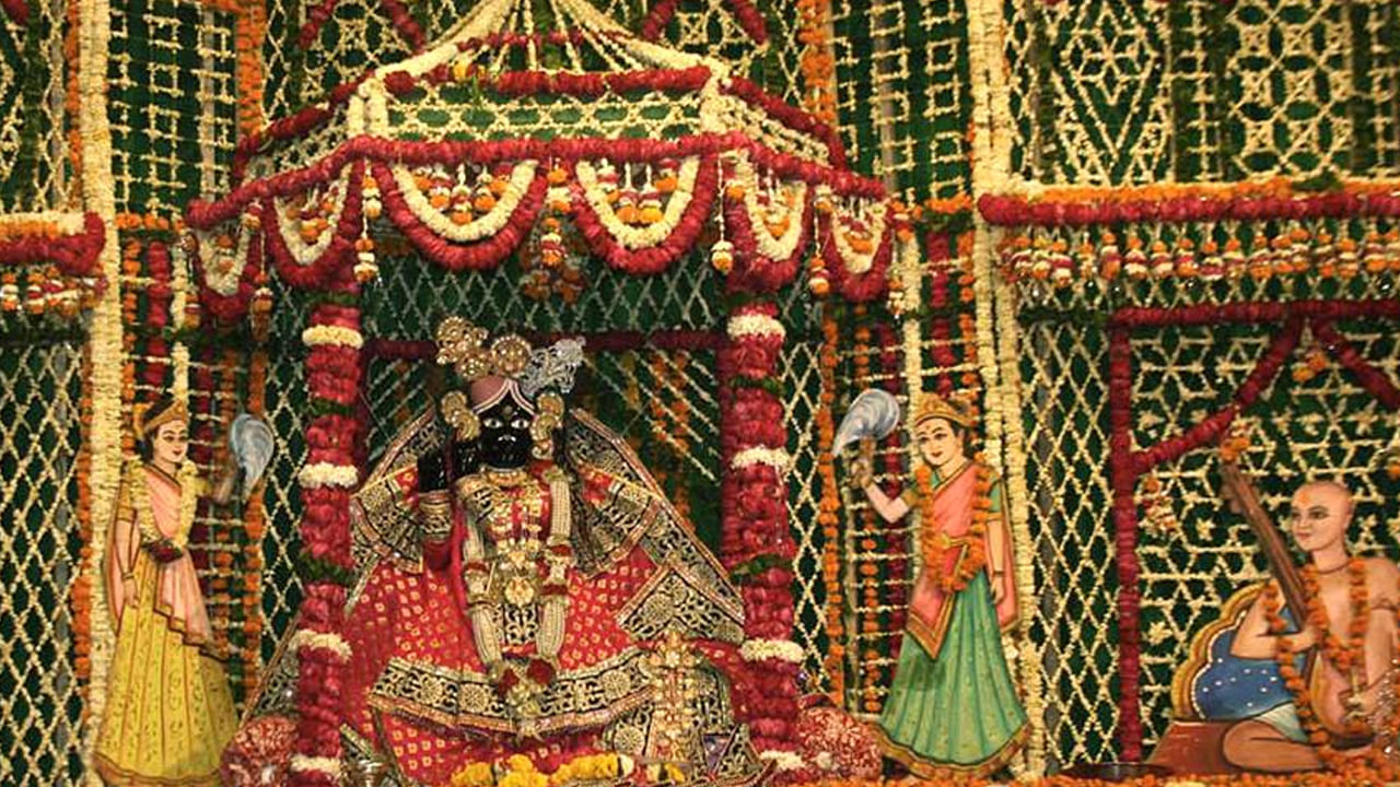 శ్రీ బాంకే బిహారీ ఆలయం, బృందావన్: బాంకే బిహారీ దేవాలయం భారతదేశంలోని ఉత్తర ప్రదేశ్లోని మధుర జిల్లా బృందావన్ పట్టణంలో ఉన్న ఒక హిందూ దేవాలయం. శ్రీ కృష్ణుడు మధురలో జన్మించినా.. తన బాల్యమంతా బృందావనంలో గడిపాడు. ఇక్కడ శ్రీ కృష్ణ భగవానుని బంకే బిహారీ అని కూడా అంటారు. బృందావన్లోని ఇస్కాన్ టెంపుల్, ప్రేమ మందిర్ , బాంకే బిహారీ టెంపుల్ శ్రీకృష్ణుడికి అంకితం చేసిన ఆలయాలు. భారీ సంఖ్యలో కృష్ణ భక్తులు ఈ ఆలయంలోని కృష్ణుడిని దర్శించుకోవడానికి వస్తారు.
