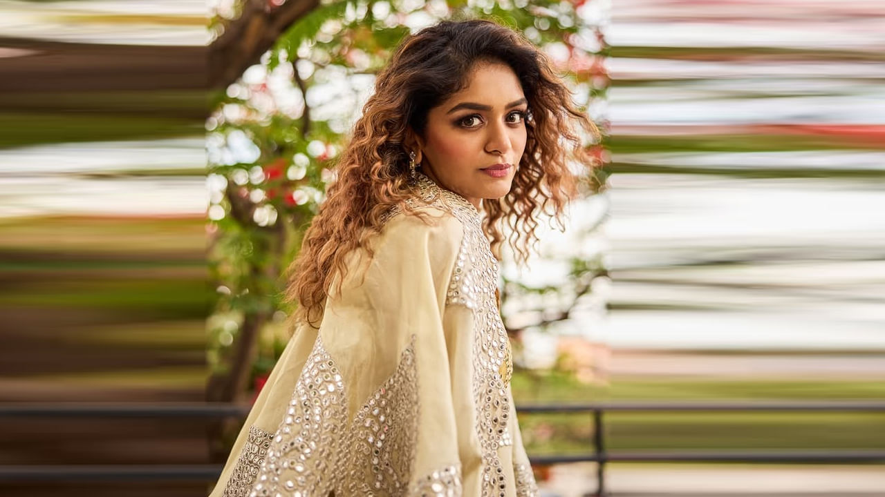 6 జూలై 1997న తమిళనాడు రాజధాని చెన్నైలో జన్మించింది. ఆమె భారతీయ చలనచిత్ర నిర్మాత ఎస్. శంకర్ కుమార్తె. ఆమెకు ఒక అక్క, ఐశ్వర్య శంకర్ మరియు ఒక తమ్ముడు, అర్జిత్ శంకర్ కూడా ఉన్నారు.