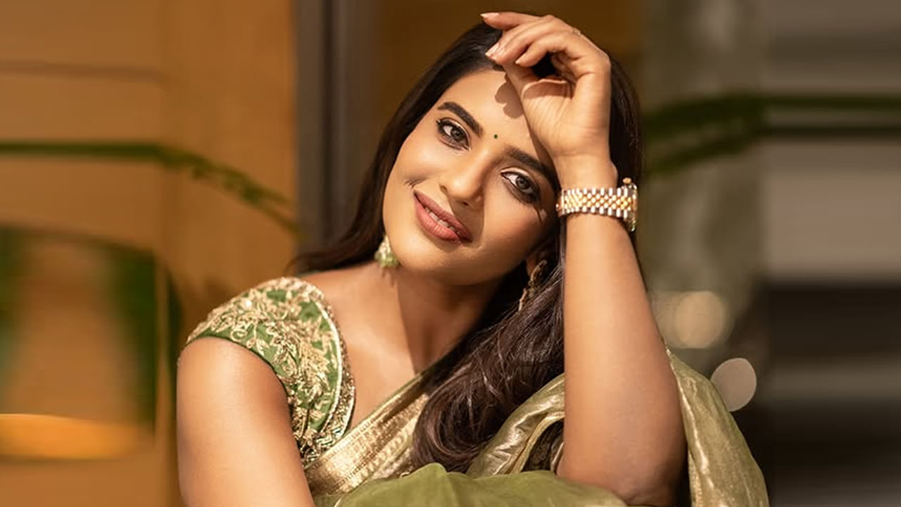 తిరుపతిలోని శ్రీ విద్యానికేతన్ ఇంటర్నేషనల్ స్కూల్‌లో, చెన్నైలోని హోలీ ఏంజెల్స్ ఆంగ్లో ఇండియన్ హయ్యర్ సెకండరీ స్కూల్‌లో చదివింది.తమిళనాడులో చెన్నైలోని ఇతిరాజ్ కాలేజ్ ఫర్ ఉమెన్‌ నుంచి బి.కామ్ లో డిగ్రీ పట్ట పొందింది ఈ వయ్యారి భామ.