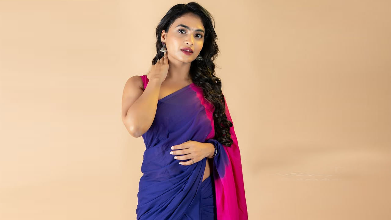 9 సెప్టెంబర్ 1997న  తెలంగాణ రాష్ట్ర రాజధాని హైదరాబాద్ లో ఓ హిందూ కుటుంబంలో  జన్మించింది అందాల తార అలేఖ్య హారిక. ఈ బ్యూటీకి వంశీ కార్తీక్ అనే ఒక సోదరుడు కూడా ఉన్నాడు. దేత్తడి హారికగా యూట్యూబ్ వీడియోలతో నెట్టింట బాగా పాపులర్ అయింది ఈ బ్యూటీ 