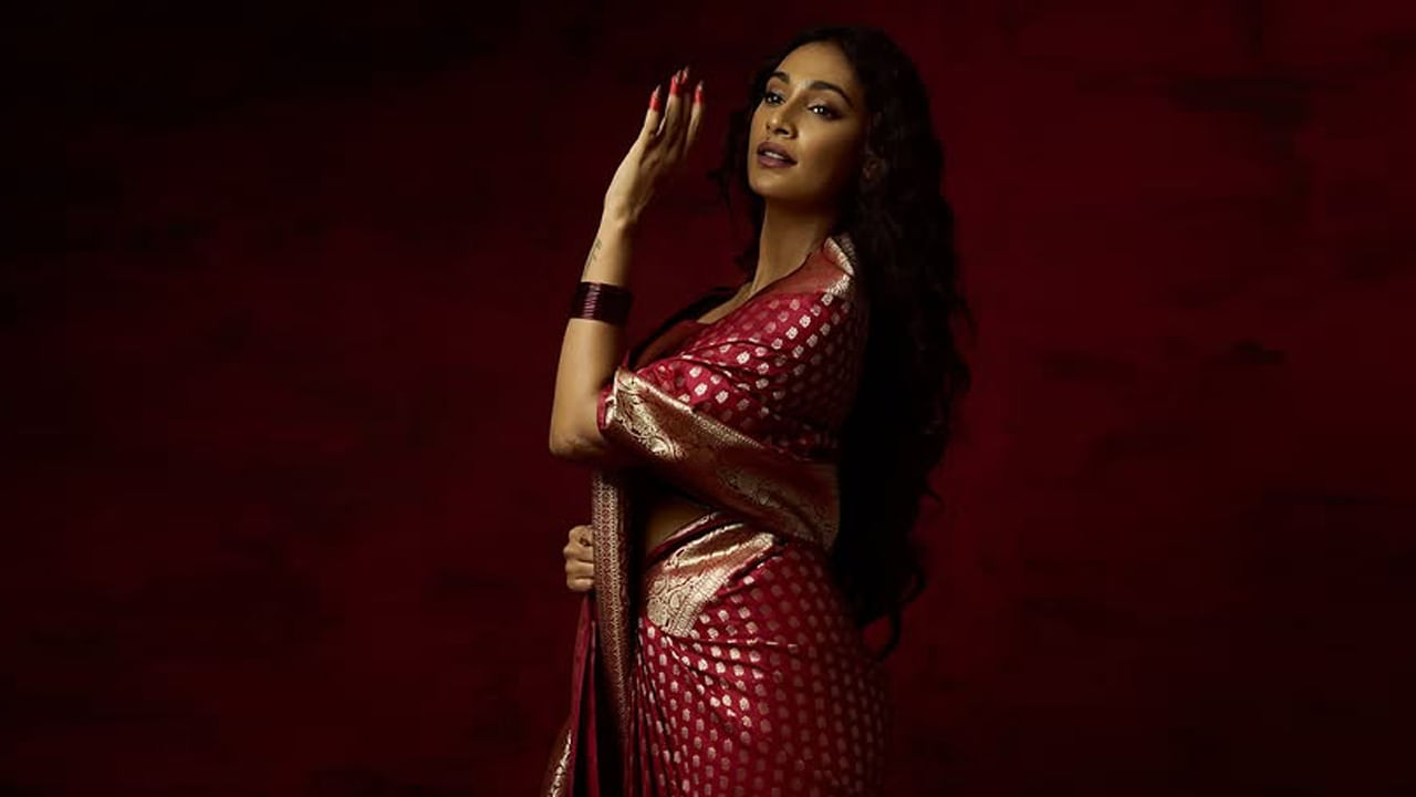 గత ఏడాది హిందీ క్రైమ్ థ్రిల్లర్ విస్ఫోట్ సినిమాలో ఓ స్పెషల్ సాంగ్ చేసింది ఈ ముద్దుగుమ్మ. ప్రస్తుతం తమిళం వెట్రి అనే సినిమాలో నటిస్తుంది ఈ వయ్యారి భామ. తెలుగులో కూడా ఓ సినిమా ఒప్పుకున్నట్టు సమాచారం.