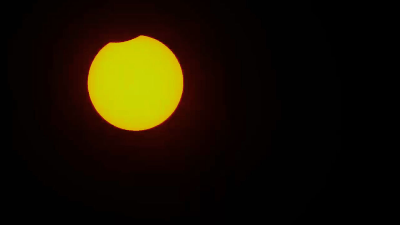 భూమికి, సూర్యుడికి మధ్య చంద్రుడు అడ్డుగా వచ్చినప్పుడు సూర్యగ్రహణం ఏర్పడుతుంది. అయితే ఈ సూర్యగ్రహణానికి జ్యోతిష్య శాస్త్రంలో చాలా ప్రాముఖ్యత ఉంటుంది. కొన్ని సార్లు ఇది సానుకూల ప్రభావాలను చూపిస్తే, మరికొన్ని సార్లు ప్రతికూలప్రభావాను చూపిస్తుంది. అయితే  ఈ సంవత్సరం మార్చి 29 మొదటి సూర్యగ్రహణం ఏర్పడింది. శని మీన రాశిలోకి ప్రవేశించడం, అలాగే సూర్యుడు కూడా ఆ రాశిలోనే సంచరిస్తుండటంతో ఈ రెండు గ్రహాల కలయిక అనేది చాలా ప్రభావం చూపింది.