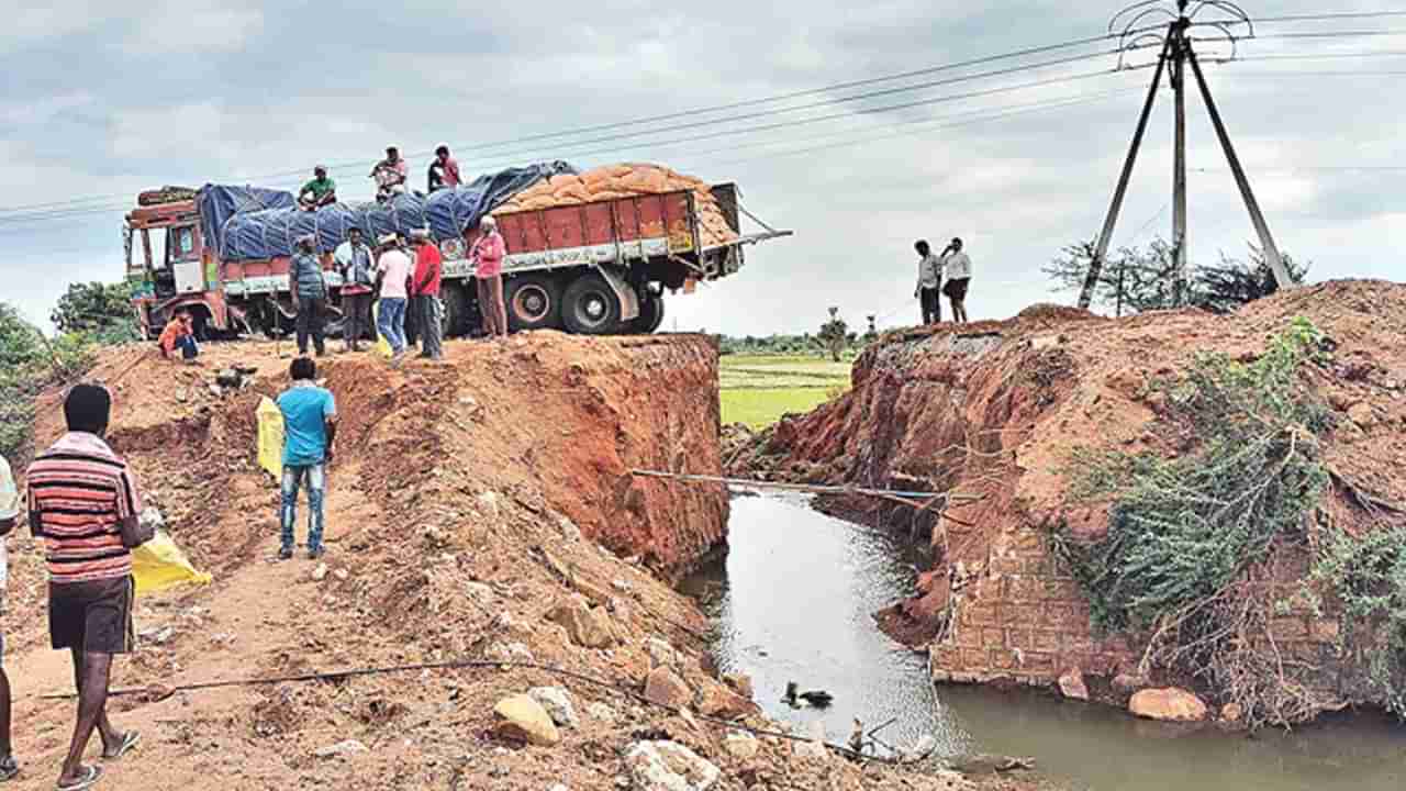 సూర్యాపేట జిల్లాలో సినిమాను తలపించిన సీన్.. గాల్లో ఎగిరి కాలువ దాటిన లారీ! ఆశ్చర్యపోయిన జనం!