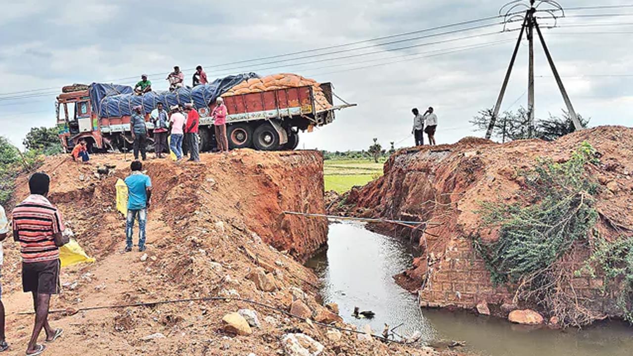 సూర్యాపేట జిల్లాలో సినిమాను తలపించిన సీన్.. గాల్లో ఎగిరి కాలువ దాటిన లారీ! ఆశ్చర్యపోయిన జనం!