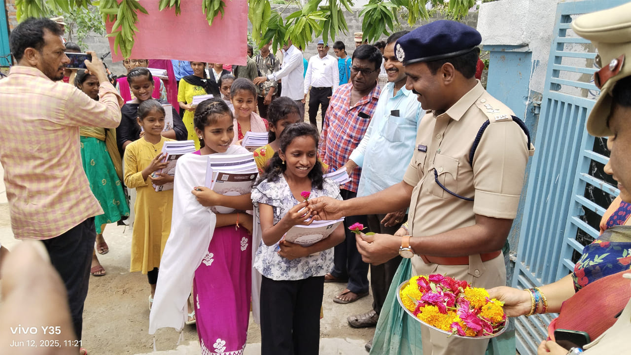 Telangana: తొలి రోజు స్కూల్కు వచ్చిన విద్యార్థులకు జిల్లా ఎస్పీ సర్ప్రైజ్.. పూల బొకేలతో స్వాగతం.. అవాక్కైన విద్యార్థులు!
