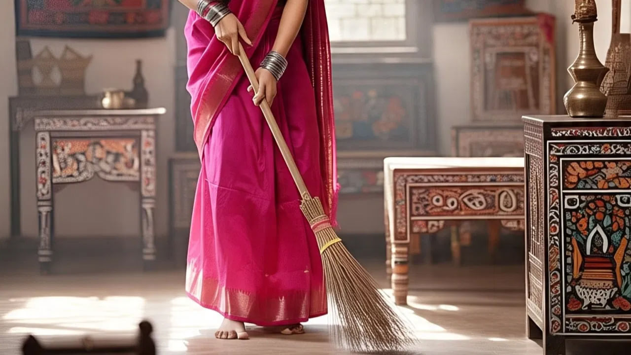 మీ కలలో మీరు ఊడ్చుతున్నట్లు కనిపిస్తే.. మీరు కోరుకున్న విజయాన్ని పొందనున్నారు. మీ కోరికల నెరవేరానున్నాయని ఈ కల సూచిస్తుందట. మీ కలలో చీపురు నేలపై పడి ఉన్నట్లు కనిపిస్తే.. అది ఒక అశుభ సంకేతం కావచ్చు.. రానున్న కాలంలో కొంత ఇబ్బందిని ఎదుర్కొనున్నారని ఈ కల సూచిస్తుందట.