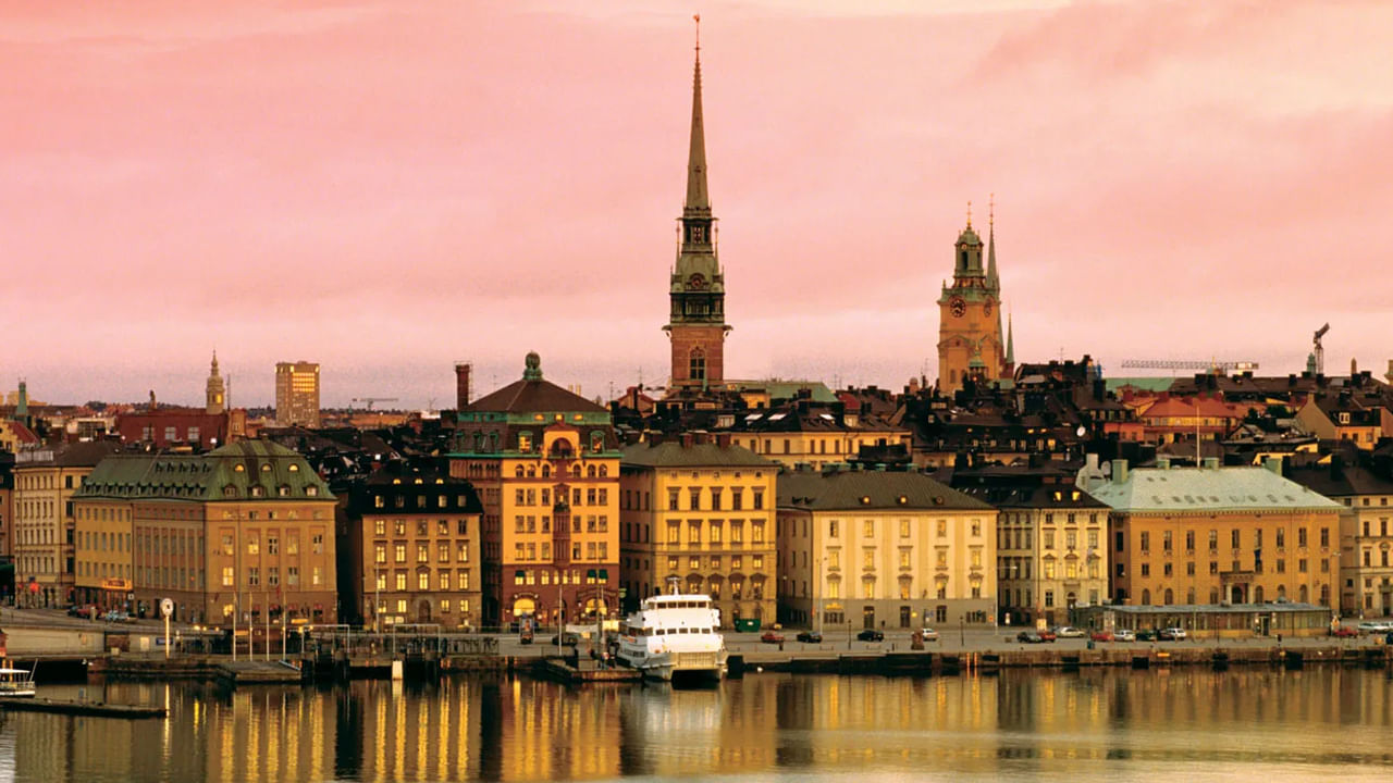 స్వీడ‌న్‌: స్వీడ‌న్‌లోని కిరున్ న‌గ‌రంలో ఏడాదిలో దాదాపు వంద రోజుల పాటు సూర్యుడు అస్త‌మించ‌డు. మే నుంచి ఆగ‌స్టు మ‌ధ్య‌లో సూర్యుడు ఎప్పుడూ ప్ర‌కాశిస్తూనే ఉంటాడు. అందుకే ఈ స‌మ‌యంలో ఈ న‌గ‌రాన్ని చూసేందుకు ప్ర‌జ‌లు త‌ర‌లివ‌స్తుంటారు. దీంతోపాటు కిరున్ ఆర్ట్ నోయువే చ‌ర్చి కూడా చాలా పాపుల‌ర్‌. ఈ చ‌ర్చి ఆర్కిటెక్చ‌ర్ చాలా అద్భుతంగా ఉంటుంది. అందుకే కిరున్‌లోని ఈ చ‌ర్చిని చూసేందుకు అనేక మంది టూరిస్టులు అక్కడికి వస్తుంటారు.