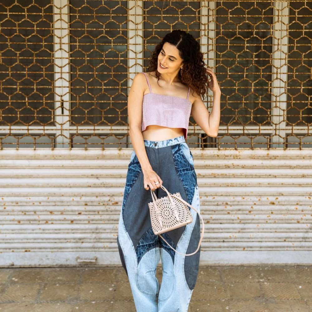 మొదట్లో ఎన్నో బ్రాండ్స్ ప్రకటనలలో కనిపించిన తాప్సీ.. ఆ తర్వాత సినిమాల్లోకి ఎంట్రీ ఇచ్చింది. ఈ అమ్మడు తెలుగులోనే అత్యధిక చిత్రాల్లో నటించింది. ఝుమ్మంది నాదం సినిమా తర్వాత తెలుగులో ఆమెకు వరుస ఆఫర్స్ క్యూ కట్టాయి. తక్కువ సమయంలోనే ఎక్కువ క్రేజ్ సొంతం చేసుకుంది. 