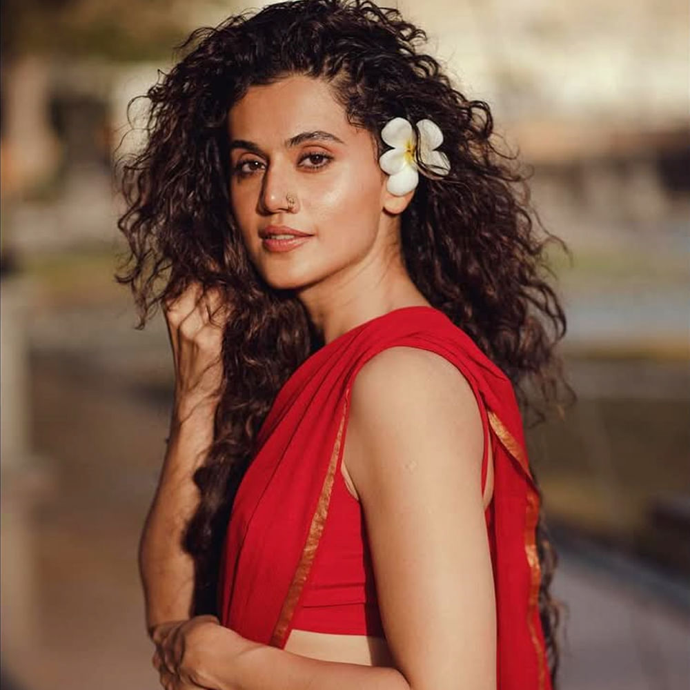 తనే హీరోయిన్ తాప్సీ పన్నూ. ఆమె నటించిన 9 సినిమాలు ప్లాప్ అయ్యాయి. అయినా ఇప్పటికీ ఒక్కో సినిమాకు రూ.11 కోట్లకు పైగా పారితోషికం తీసుకుంటుంది. అలాగే తన డైట్ కోసం నెలకు దాదాపు లక్ష ఖర్చు చేస్తుంటుందట. తెలుగు సినీప్రియులకు ఈ అమ్మడు గురించి ప్రత్యేకంగా పరిచయం అవసరం లేదు. 