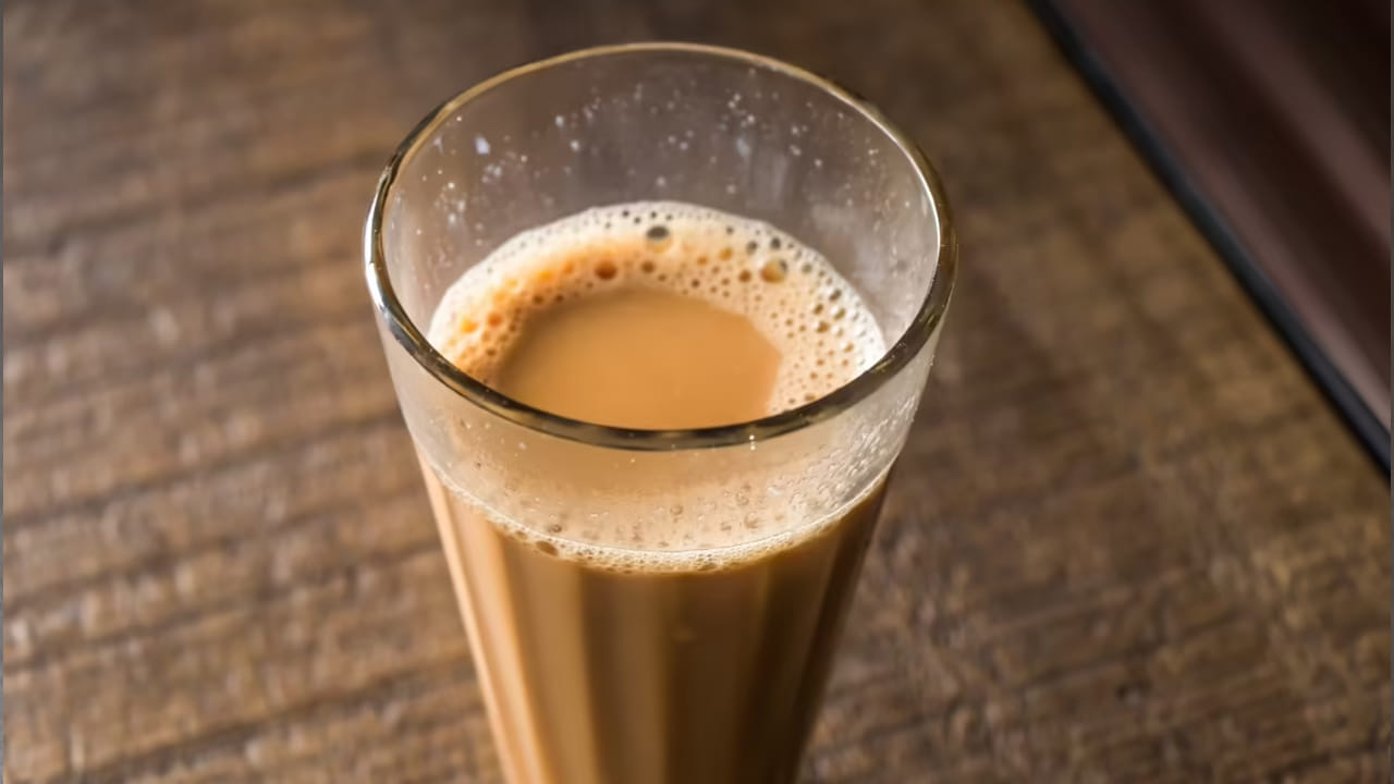 టీ ఎక్కువగా తాగడం వల్ల నిద్రలేమి, జీర్ణ సమస్యలు, ఆకలి లేకపోవడం, కాలేయంపై ఒత్తిడి పెరుగుతుంది. గ్రీన్ టీలో యాంటీఆక్సిడెంట్లు ఉంటాయి. ఇవి కాలేయాన్ని శుభ్రపరచడంలో సహాయపడతాయి. 