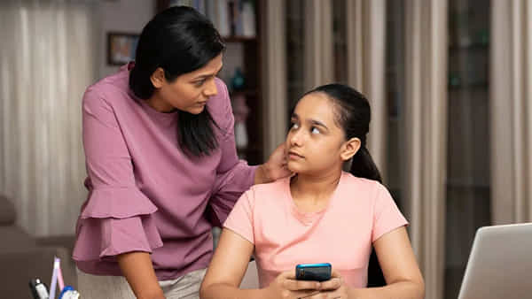 Parenting Tips: చదువుకునే వయసులో టీనేజ్ లవ్.. తప్పుదోవ పట్టకుండా పిల్లల్ని ఎలా గైడ్ చేయాలి?