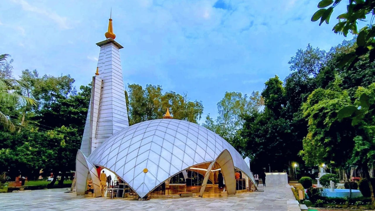 EME ఆలయం: వడోదరలోని EME ఆలయాన్ని  దక్షిణామూర్తి ఆలయం అని కూడా పిలుస్తారు. భారత సైన్యం నిర్వహించే ఒక ప్రత్యేకమైన ఆలయం. భారత సైన్యంలోని ఎలక్ట్రికల్ అండ్ మెకానికల్ ఇంజనీర్స్ కోర్ నిర్మించిన ఈ ఆలయం శివునికి అంకితం చేయబడింది. ఇది ఆధునిక జియోడెసిక్ వాస్తుశిల్పానికి ప్రసిద్ధి చెందింది. ఈ ఆలయంలో కళ, ఆధ్యాత్మికత కలయిక దీనిని తప్పక సందర్శించాలి. ఈ ఆలయాలను సందర్శించడానికి ఉత్తమ సమయం నవంబర్ నుంచి ఫిబ్రవరి వరకు అంటే శీతాకాలం సమయంలో వాతావరణం దృశ్యాలు, సముద్ర తీర ప్రాంతం ఆహ్లాదకరంగా ఉంటుంది. ఈ నెలల్లో అలలు మితంగా ఉండటం వల్ల అలల దృగ్విషయం బాగా కనిపిస్తుంది. కనుక ఈ ఆలయాన్ని చూడడం సులభం అవుతుంది.