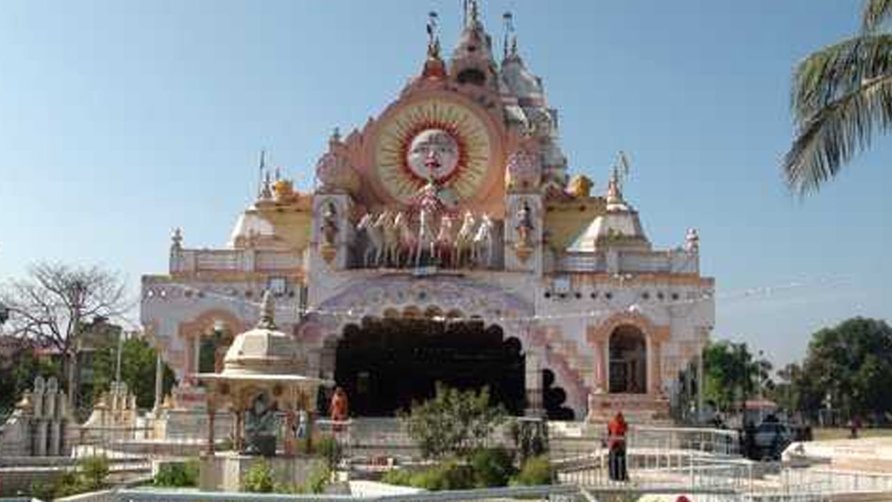 సూర్య నారాయణ ఆలయం: వడోదరలోని సూర్య నారాయణ ఆలయం అత్యంత పురాతనమైనది. అద్భుతమైన నిర్మాణ శైలి కలిగిన ఆలయం. అంతేకాదు ఆధ్యాత్మికంగా ముఖ్యమైనది. ఈ ఆలయం సూర్య భగవానుడికి అంకితం చేయబడింది. మంచి ఆరోగ్యం కోసం సూర్య నారాయణుడి ఆశీర్వాదం పొందడానికి ప్రజలు ఆలయాన్ని సందర్శిస్తారు. ఆలయ పరిసర ప్రాంతాల్లోని పర్యావరణం ప్రశాంతత.. దైవత్వాన్ని జోడిస్తుంది. వడోదరలోని అద్భుతమైన ఈ ఆలయాన్ని సందర్శించడానికి ఉత్తమ సమయం నవంబర్ నుంచి ఫిబ్రవరి వరకూ.. స్వామిని దర్శించుకునే సమయం ఉదయం 6 నుంచి రాత్రి 8 వరకు
