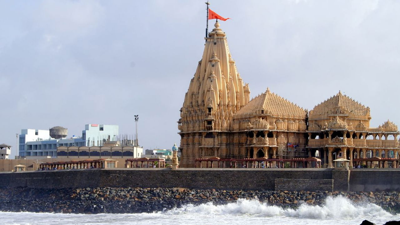 శ్రీ సోమనాథ్ జ్యోతిర్లింగ దేవాలయం: గుజరాత్ సముద్ర తీరంలో ఉన్న సోమ నాథ ఆలయం నిర్మాణ శైలి ప్రతి ఒక్కరినీ ఆకట్టుకుంటుంది. శ్రీ సోమనాథ్ జ్యోతిర్లింగ ఆలయం శివుని 12 జ్యోతిర్లింగాలలో ఒకటి. అంతేకాదు జ్యోతిర్లింగ క్షేత్రాల్లో మొదటిది. ఇది గుజరాత్ పశ్చిమ తీరంలో ఉంది. ఈ ఆలయం అత్యంత అద్భుతమైన తీరప్రాంత దృశ్యాలను కలిగి ఉంది. ఇది భక్తులకు ఒక ముఖ్యమైన యాత్రా స్థలం. చరిత్ర, ఆధ్యాత్మిక వాతావరణం,అద్భుతమైన నిర్మాణం ప్రతి ఒక్కరూ చూడాల్సిన గమ్యస్థానంగా చేస్తాయి. ఈ ఆలయం సందర్శించడానికి ఉత్తమ సమయం అక్టోబర్ నుంచి మార్చి వరకు. ఆలయం తెరచి ఉండే సమయం ఉదయం 6 గంటల నుంచి రాత్రి 10 గంటల వరకూ. 