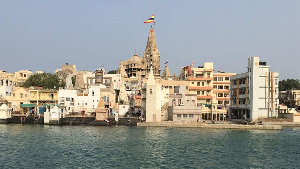 
 శ్రీ ద్వారకాధీష్ ఆలయం: పటాన్ లోని శ్రీ ద్వారకాధీశ ఆలయం హిందువులకు ముఖ్యమైన నాలుగు తీర్థయాత్రలలో ఒకటి. శ్రీ కృష్ణుడికి అంకితం చేయబడిన ఈ ఆలయం హిందూ పురాణాలలో గొప్ప ప్రాముఖ్యతను కలిగి ఉంది, ఎందుకంటే ఇది కృష్ణుడి ఏలిన రాజ్యం అని నమ్ముతారు. ఈ ఆలయం దేశవ్యాప్తంగా మాత్రమే కాదు విదేశీ భక్తులను కూడా ఆకర్షిస్తుంది. సాయంత్రం హారతి , జన్మాష్టమి వంటి పండుగ వేడుకలకు ప్రసిద్ధి చెందిన ద్వారకాధీశ ఆలయం అద్భుతమైన ఆధ్యాత్మిక అనుభవాన్ని అందిస్తుంది. ఈ ఆలయాన్ని సందర్శించడానికి ఉత్తమ సమయం సెప్టెంబర్ నుండి మార్చి వరకు. ఆలయం తెరచి ఉండే సమయం ఉదయం 6:30 నుంచి రాత్రి 9:30