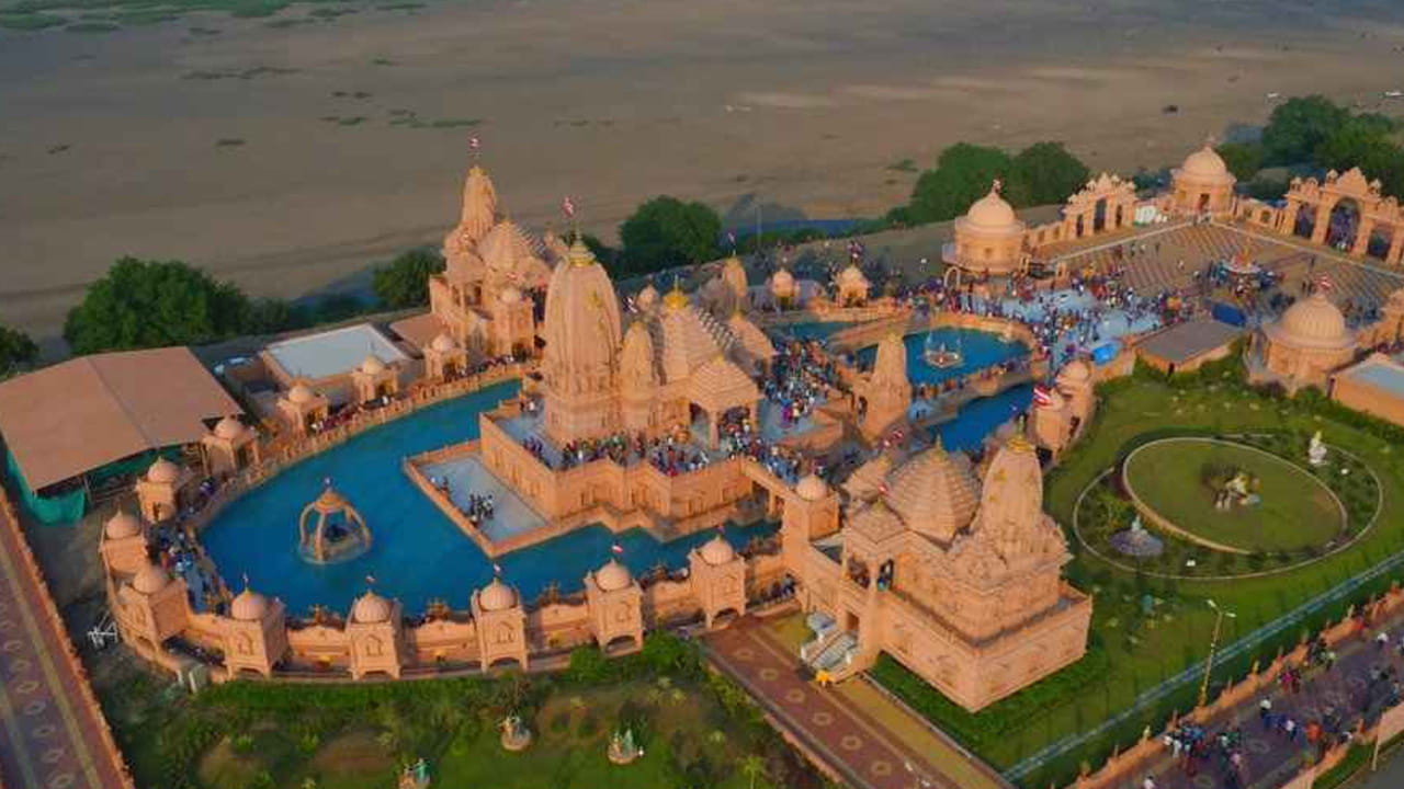 నీలకంఠధామ స్వామినారాయణ ఆలయం స్వామినారాయణుడికి అంకితం చేయబడిన ఒక గొప్ప ఆధ్యాత్మిక ఆలయం. దీని నిర్మాణం ఒక అద్భుతం. ఈ ఆలయ సముదాయం అనేక ఎకరాలలో విస్తరించి ఉంది. సముద్ర తీరంలో తోటలు, లైట్ షోలు, హారతులతో కూడిన దైవ దర్శనం భక్తులకు ఒక అద్భుతమైన అనుభవాన్ని అందిస్తుంది. దీని నిర్మాణం, నిశ్శబ్ద వాతావరణం భక్తులకు విశ్రాంతి.. మానసిక ప్రశాంతతని ఇచ్చే ప్రదేశంగా చేశాయి. సందర్శకులు ఆలయ భోజనశాలలో ధ్యాన సెషన్లలో పాల్గొనవచ్చు. ఇక్కడ అందించే శాఖాహార భోజనాలను ఆస్వాదించవచ్చు. ఈ ఆలయాన్ని సందర్శించడానికి ఉత్తమ సమయం నవంబర్ నుంచి ఫిబ్రవరి..ఆలయం తెరచి ఉండే సమయం ఉదయం 7 గంటల నుంచి రాత్రి 8 గంటల వరకు