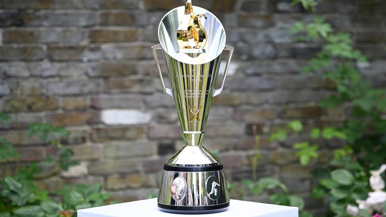 భారత్, ఇంగ్లాండ్ మధ్య ఐదు మ్యాచ్ల టెస్ట్ సిరీస్ జూన్ 20 నుండి ప్రారంభం కానుంది. ఈ సిరీస్ ప్రారంభానికి ముందు, ఈ సిరీస్కు కొత్త పేరు పెట్టారు. ఈ సిరీస్ను గతంలో పటౌడి ట్రోఫీ అని పిలిచేవారు, కానీ ఇప్పుడు దీనిని ఆండర్సన్-టెండూల్కర్ ట్రోఫీ అని పిలుస్తారు.