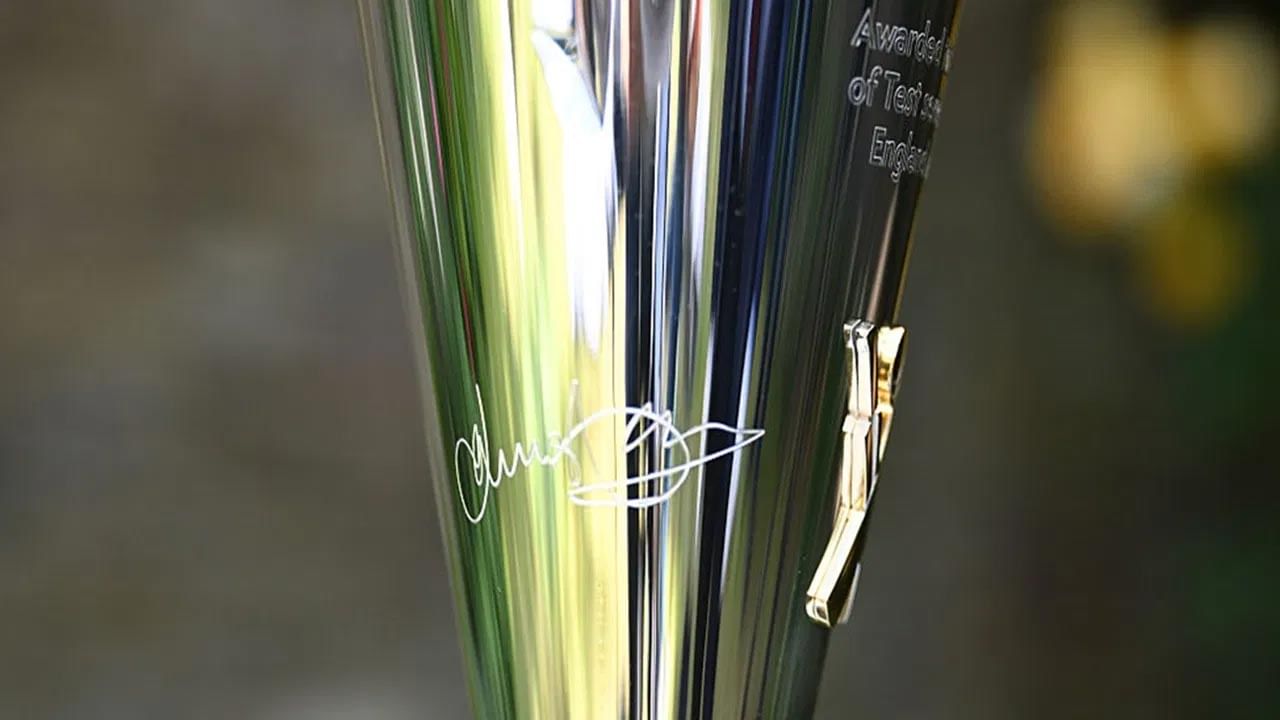 ఈ కొత్త ఇండియా-ఇంగ్లాండ్ సిరీస్ ట్రోఫీలో సచిన్, ఆండర్సన్ సంతకం కూడా ఉంది. ఈ ట్రోఫీపై భారతదేశం, ఇంగ్లాండ్ మధ్య జరిగిన టెస్ట్ సిరీస్ గెలిచిన జట్టుకు ఈ ట్రోఫీని అందజేస్తామని రాసి ఉంది.