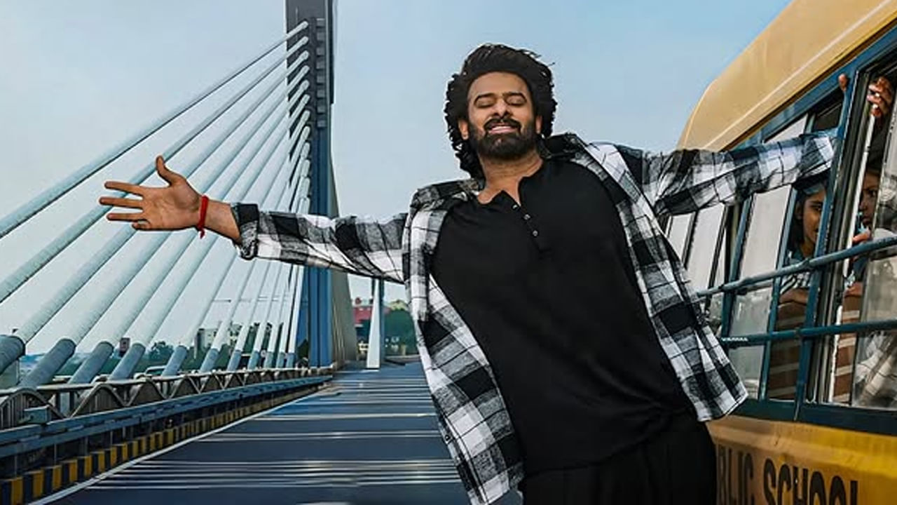 ది రాజా సాబ్‌ కథకి డార్లింగ్ ఓకే చెప్పిన కూడా చివరి చిత్రం పక్కా కమర్షియల్‌ బాక్సాఫీస్‌ వద్ద ఫెయిల్యూర్‌ కావడంతో పాన్‌ ఇండియా హీరోతో సాహసం చేయడం దేనికని వెనకడుగు వేసాడట మారుతి. అయితే ప్రభాస్‌ ముందుకు వెళ్దామని అభయం ఇవ్వడంతోసినిమాను తెరకెక్కించాడు. అనేక వాయిదాల తర్వాత డిసెంబర్‌ 5న ప్రేక్షకులను అలరించడానికి సిద్ధమైంది ఈ మూవీ. 