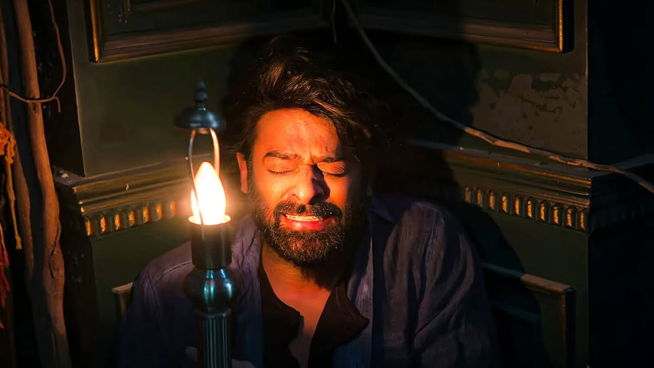 ది రాజాసాబ్‌ కథ విషయంలో క్లారిటీ ఇచ్చారు దర్శకుడు మారుతి. ఇది హారర్ కామెడీ మూవీ అయినా... ఎమోషనల్‌ సీన్స్‌ కూడా చాలా ఉంటాయన్నారు. ఓ తాత, నానమ్మ, మనవడి మధ్య జరిగే కథగా ది రాజాసాబ్‌ తెరకెక్కుతుంది అన్నారు. ప్రభాస్‌ ఇమేజ్‌ను దృష్టిలో పెట్టుకొని మేకింగ్ విషయంలో ఏ మాత్రం కాంప్రమైజ్ కాకుండా ఈ సినిమాను రూపొందిస్తున్నట్టుగా వెల్లడించారు. తాజాగా వచ్చిన టీజర్ సినిమాపై అంచనాలను పెంచేసింది. ఫ్యాన్స్ వింటేజ్ డార్లింగ్ ఈజ్ బ్యాక్ అంటూ ఖుషి అవుతున్నారు.