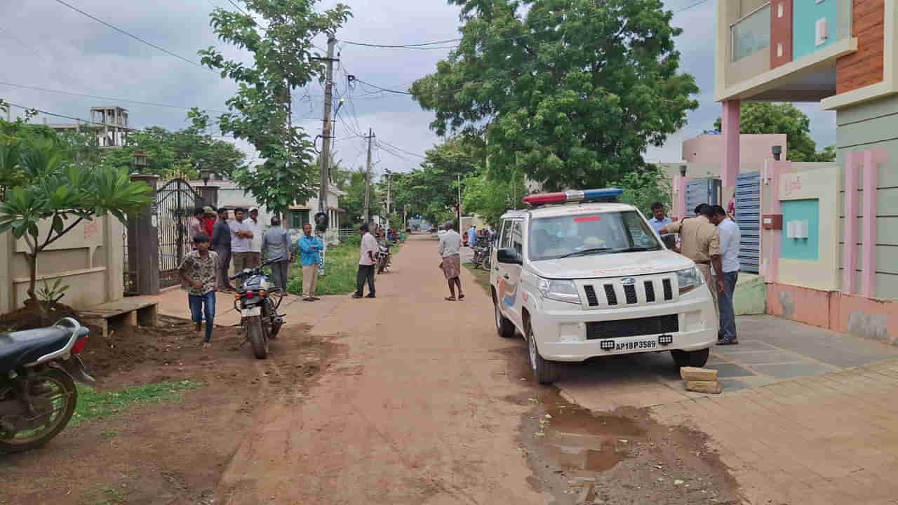 Atmakur: ఏఈ శరభారెడ్డి డ్యూటీకి - ఇంట్లో వాళ్లు పోస్ట్ వెడ్డింగ్ షూట్కి - తిరిగి వచ్చేసరికి