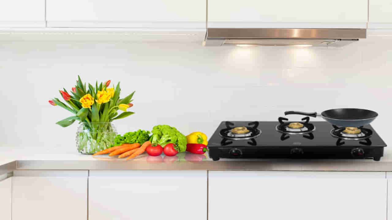 Vastu Tips: ఇంట్లో మూడు పొయ్యిలు ఉంటే దోషమా? వంటగది ఇలా ఉంటే కష్టాలు తప్పవు!