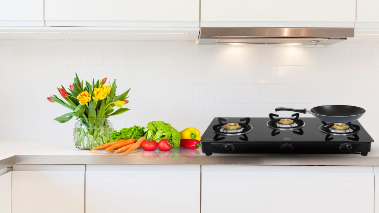 Vastu Tips: ఇంట్లో మూడు పొయ్యిలు ఉంటే దోషమా? వంటగది ఇలా ఉంటే కష్టాలు తప్పవు!