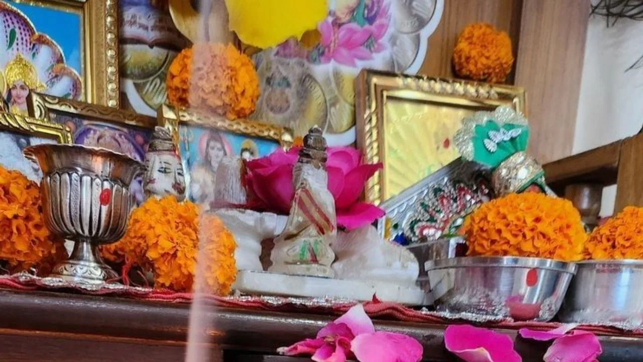 గురువారం విష్ణువుకు అంకితం చేయబడింది. ఈ రోజున ఉపవాసం ఉండి శ్రీ మహా విష్ణువుని, లక్ష్మీదేవిని పూజించడం ద్వారా.. శ్రీ మహా విష్ణువు సంతోషించి భక్తులపై తన ఆశీర్వాదాలను కురిపిస్తాడు. ఇది జీవితంలో ఆనందం, శ్రేయస్సును తెస్తుంది.