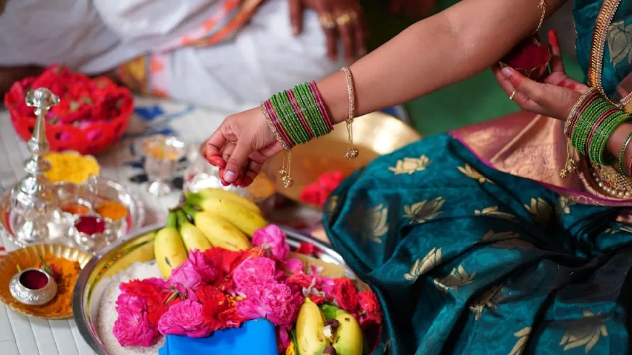 వివాహానికి బృహస్పతిని ప్రధాన కారకుడిగా భావిస్తారు. జాతకంలో బృహస్పతి బలహీనంగా ఉన్న లేదా వివాహంలో అడ్డంకులు ఎదుర్కొనే అమ్మాయిలు.. గురువారం ఉపవాసం ఉండటం వల్ల ఈ అడ్డంకులు తొలగిపోయి.. చిన్న వయసులోనే వివాహం చేసుకునే అవకాశం లభిస్తుంది.