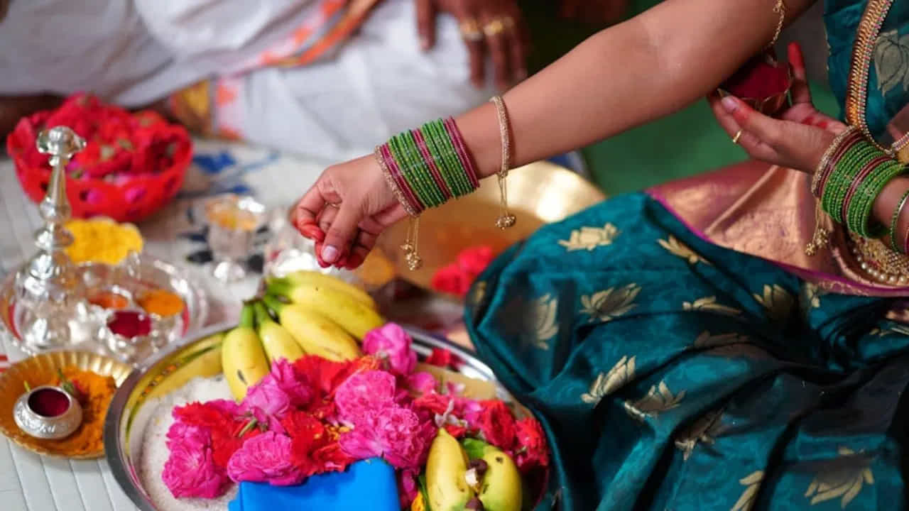 వివాహానికి బృహస్పతిని ప్రధాన కారకుడిగా భావిస్తారు. జాతకంలో బృహస్పతి బలహీనంగా ఉన్న లేదా వివాహంలో అడ్డంకులు ఎదుర్కొనే అమ్మాయిలు.. గురువారం ఉపవాసం ఉండటం వల్ల ఈ అడ్డంకులు తొలగిపోయి.. చిన్న వయసులోనే వివాహం చేసుకునే అవకాశం లభిస్తుంది.