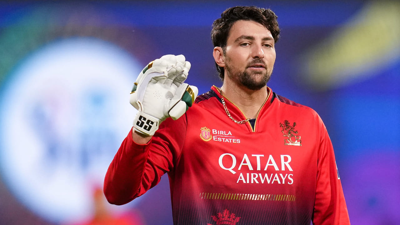 టిమ్ డేవిడ్: వచ్చే సీజన్‌లో ఆర్‌సిబి తమతో ఉంచుకోకూడదనుకునే ఆటగాళ్ల జాబితాలో టిమ్ డేవిడ్ పేరు కూడా ఉండవచ్చు. ఐపిఎల్ 2025 కోసం ఆర్‌సిబి టిమ్ డేవిడ్‌ను 3 కోట్లకు కొనుగోలు చేసింది.  కానీ, అతను 12 మ్యాచ్‌ల్లో ఒక హాఫ్ సెంచరీతో సహా 180 పరుగులు మాత్రమే సాధించగలిగాడు.