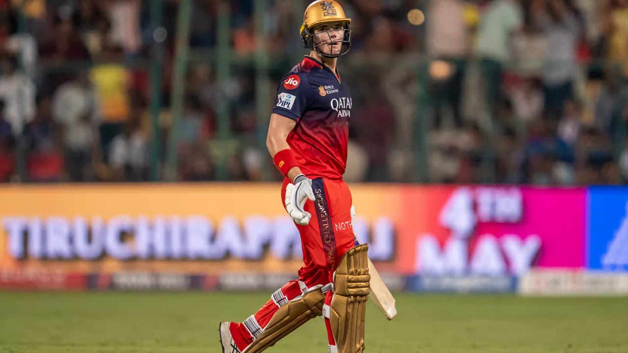 టిమ్ సీఫెర్ట్: ఈ జాబితాలో నాల్గవ ఆటగాడు టిమ్ సీఫెర్ట్ కావొచ్చు. ఐపీఎల్ 2025 కోసం వికెట్ కీపర్-బ్యాట్స్‌మన్‌గా టిమ్ సీఫెర్ట్‌ను RCB రూ. 2 కోట్లకు కొనుగోలు చేసింది. కానీ, ఆ సీజన్‌లో అతనికి ఒక్క మ్యాచ్ కూడా ఆడే అవకాశం రాలేదు. ఎందుకంటే, జితేష్ శర్మ వికెట్ కీపర్ పాత్రలో ఉన్నాడు. ఇటువంటి పరిస్థితిలో, RCB తదుపరి సీజన్‌లో సీఫెర్ట్‌కు బదులుగా మరొక ఆటగాడిపై పందెం వేయవచ్చు.